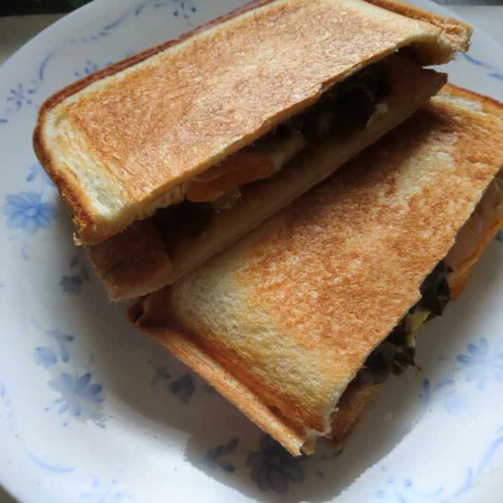 カレーと卵のホットサンド